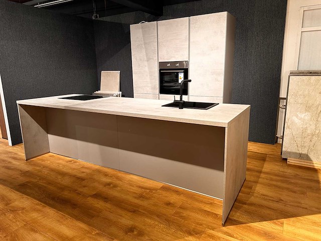 Showroom nobilia riva decor beton grijs eiland keuken - afbeelding 12 van  28