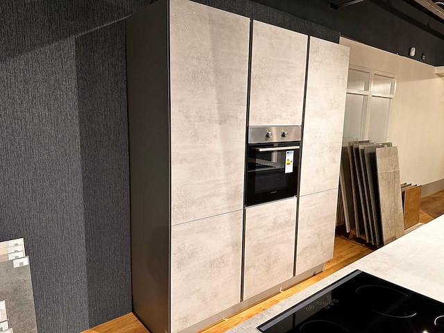 Showroom nobilia riva decor beton grijs eiland keuken - afbeelding 22 van  28