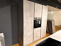 Showroom nobilia riva decor beton grijs eiland keuken - afbeelding 22 van  28