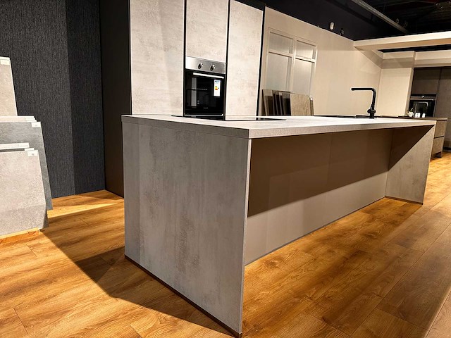 Showroom nobilia riva decor beton grijs eiland keuken - afbeelding 24 van  28