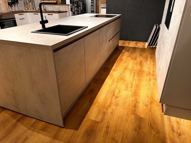 Showroom nobilia riva decor beton grijs eiland keuken - afbeelding 25 van  28
