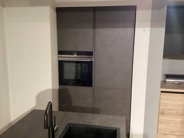 Showroom nobilia riva terra beton grijs eilandkeuken - afbeelding 3 van  23