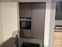 Showroom nobilia riva terra beton grijs eilandkeuken - afbeelding 3 van  23