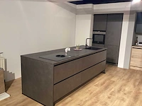 Showroom nobilia riva terra beton grijs eilandkeuken - afbeelding 1 van  23