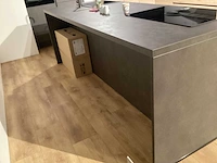 Showroom nobilia riva terra beton grijs eilandkeuken - afbeelding 17 van  23
