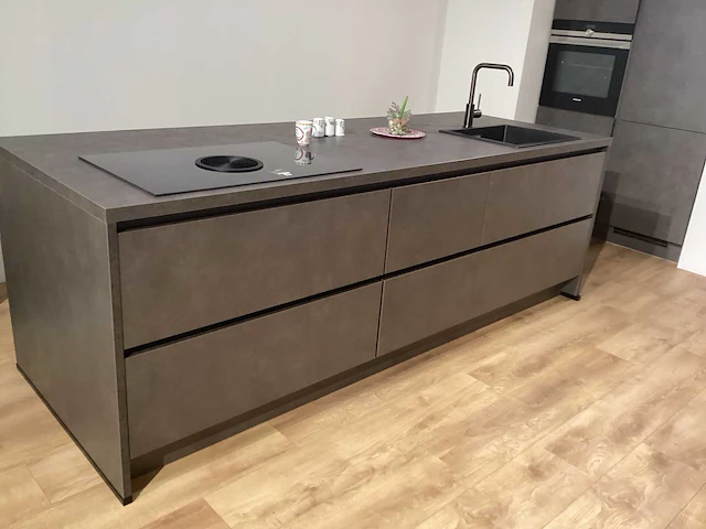 Showroom nobilia riva terra beton grijs eilandkeuken - afbeelding 18 van  23