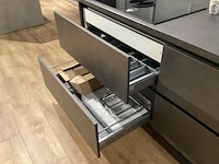 Showroom nobilia riva terra beton grijs eilandkeuken - afbeelding 20 van  23