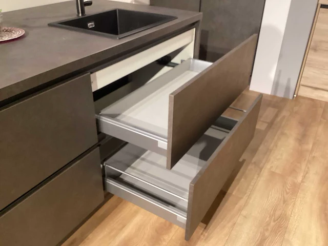 Showroom nobilia riva terra beton grijs eilandkeuken - afbeelding 23 van  23