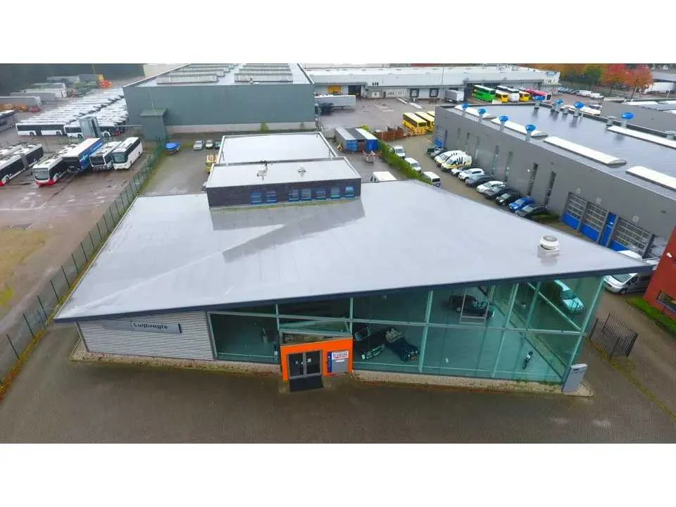 Showroom, staalconstructies, deuren en stalen profielen