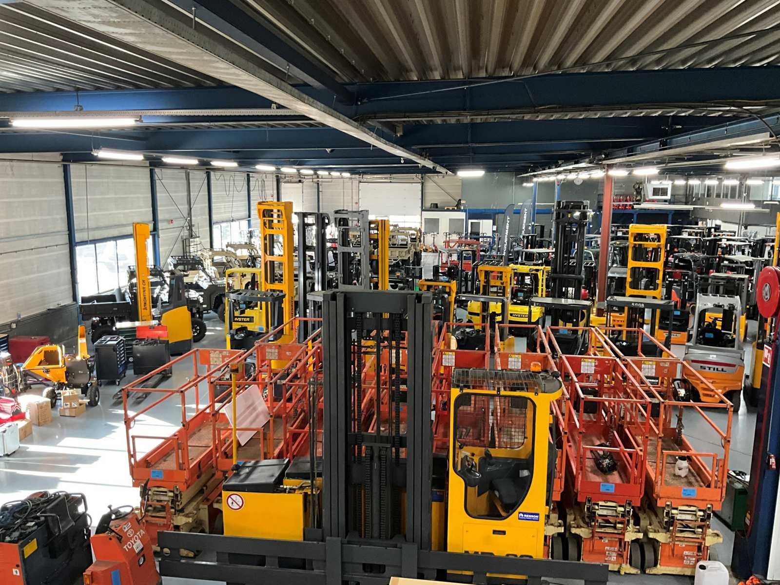 Showroom uitverkoop heftrucks, intern transport en materieel