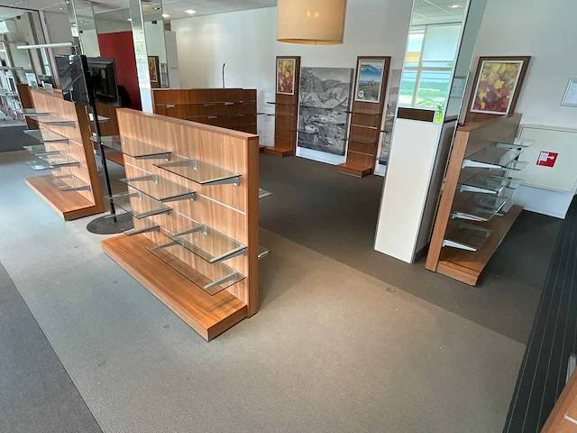 Showroominrichting bestaande uit luxe wand- dubbelzijdig stelling 12,8m1 v.v. glazen schappen - afbeelding 1 van  9