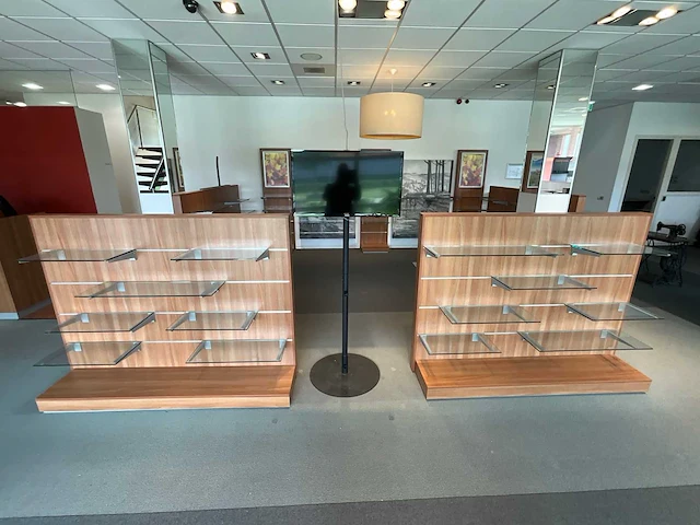 Showroominrichting bestaande uit luxe wand- dubbelzijdig stelling 12,8m1 v.v. glazen schappen - afbeelding 2 van  9