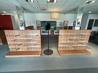 Showroominrichting bestaande uit luxe wand- dubbelzijdig stelling 12,8m1 v.v. glazen schappen - afbeelding 2 van  9