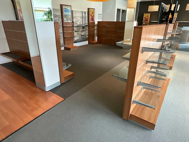 Showroominrichting bestaande uit luxe wand- dubbelzijdig stelling 12,8m1 v.v. glazen schappen - afbeelding 3 van  9