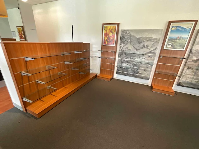 Showroominrichting bestaande uit luxe wand- dubbelzijdig stelling 12,8m1 v.v. glazen schappen - afbeelding 4 van  9