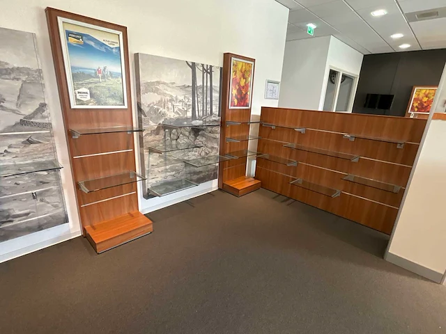 Showroominrichting bestaande uit luxe wand- dubbelzijdig stelling 12,8m1 v.v. glazen schappen - afbeelding 5 van  9