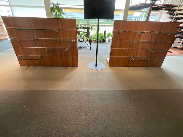 Showroominrichting bestaande uit luxe wand- dubbelzijdig stelling 12,8m1 v.v. glazen schappen - afbeelding 7 van  9