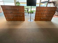Showroominrichting bestaande uit luxe wand- dubbelzijdig stelling 12,8m1 v.v. glazen schappen - afbeelding 7 van  9