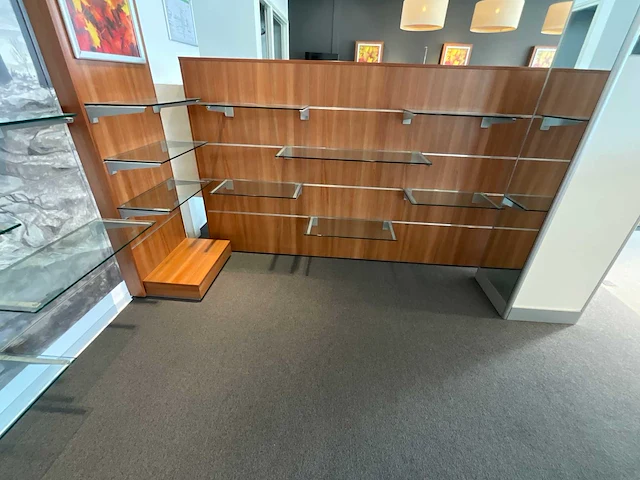 Showroominrichting bestaande uit luxe wand- dubbelzijdig stelling 12,8m1 v.v. glazen schappen - afbeelding 8 van  9