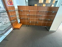 Showroominrichting bestaande uit luxe wand- dubbelzijdig stelling 12,8m1 v.v. glazen schappen - afbeelding 8 van  9