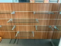 Showroominrichting bestaande uit luxe wand- dubbelzijdig stelling 12,8m1 v.v. glazen schappen - afbeelding 9 van  9