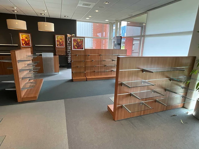 Showroominrichting bestaande uit luxe wand- dubbelzijdig stelling 9,2m1 v.v. glazen schappen - afbeelding 1 van  5