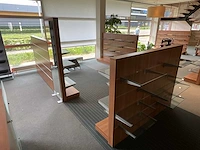 Showroominrichting bestaande uit luxe wand- dubbelzijdig stelling 9,2m1 v.v. glazen schappen - afbeelding 2 van  5