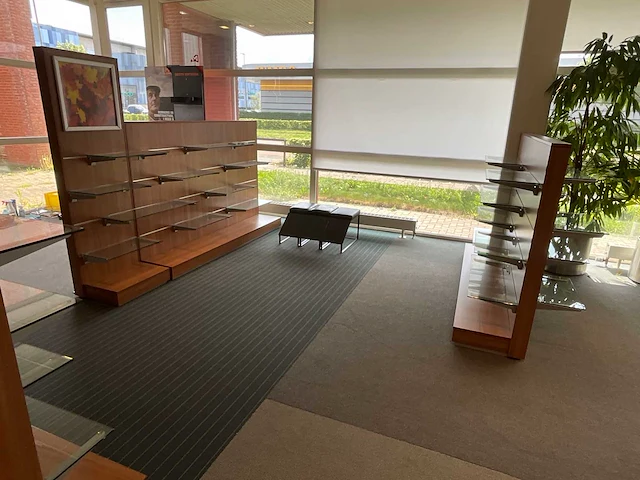 Showroominrichting bestaande uit luxe wand- dubbelzijdig stelling 9,2m1 v.v. glazen schappen - afbeelding 3 van  5