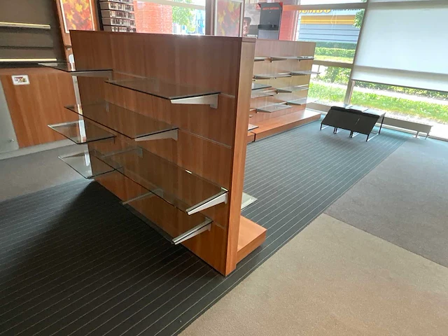 Showroominrichting bestaande uit luxe wand- dubbelzijdig stelling 9,2m1 v.v. glazen schappen - afbeelding 4 van  5