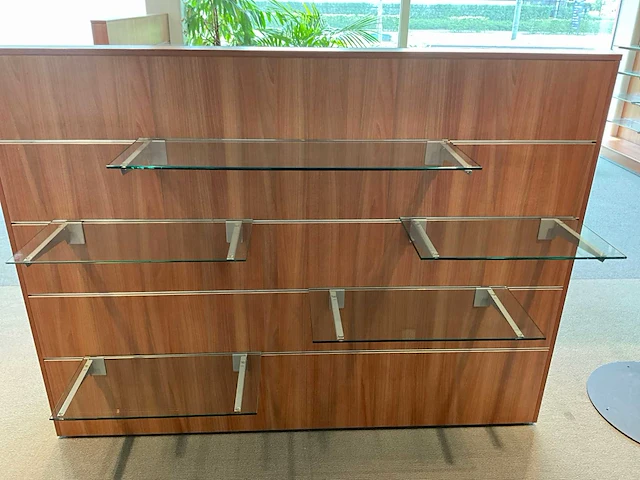 Showroominrichting bestaande uit luxe wand- dubbelzijdig stelling 9,2m1 v.v. glazen schappen - afbeelding 5 van  5