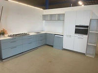 Showroomkeuken hoekopstelling met granieten blad - afbeelding 2 van  11