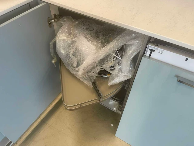 Showroomkeuken hoekopstelling met granieten blad - afbeelding 3 van  11