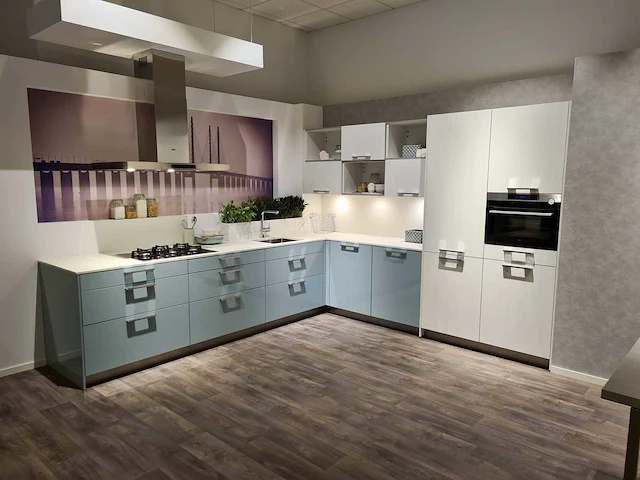 Showroomkeuken hoekopstelling met granieten blad - afbeelding 1 van  11