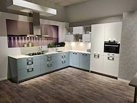 Showroomkeuken hoekopstelling met granieten blad