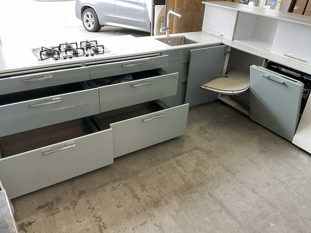 Showroomkeuken hoekopstelling met granieten blad - afbeelding 5 van  11