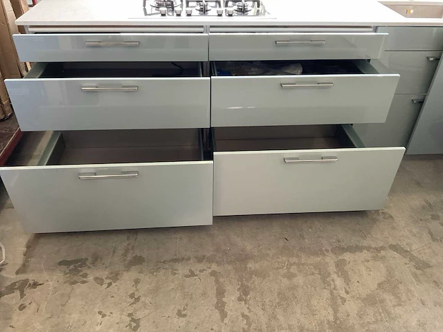 Showroomkeuken hoekopstelling met granieten blad - afbeelding 6 van  11