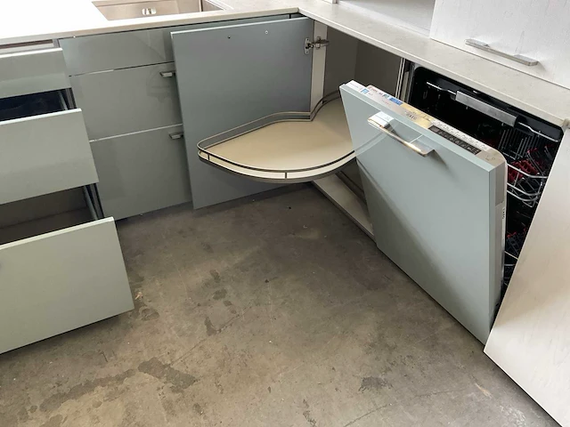 Showroomkeuken hoekopstelling met granieten blad - afbeelding 7 van  11