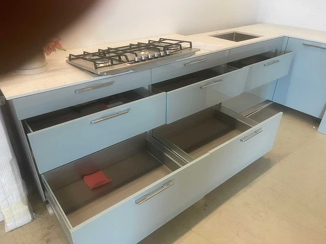 Showroomkeuken hoekopstelling met granieten blad - afbeelding 8 van  11