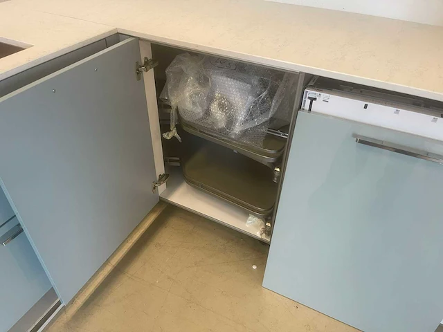 Showroomkeuken hoekopstelling met granieten blad - afbeelding 9 van  11