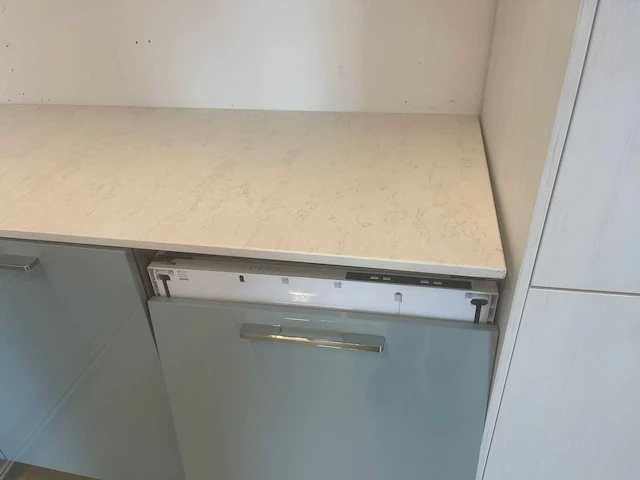 Showroomkeuken hoekopstelling met granieten blad - afbeelding 11 van  11
