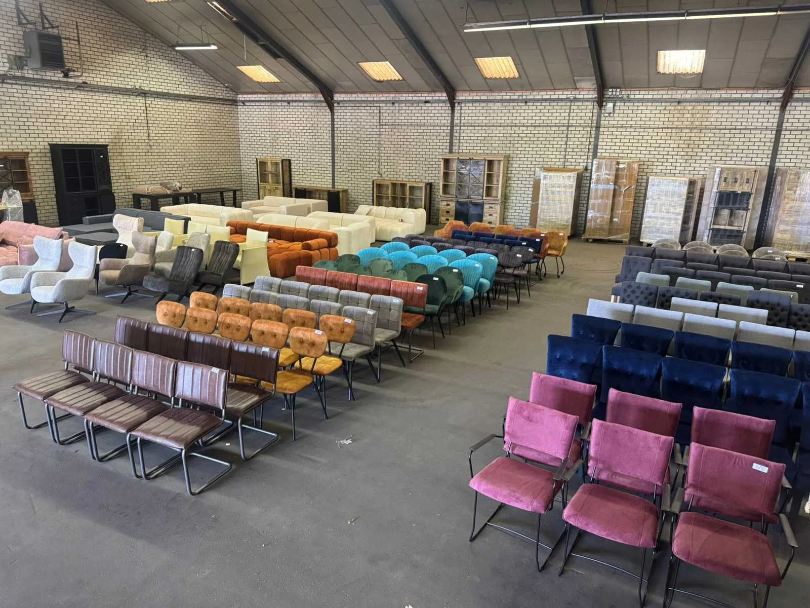 Showroommeubilair, banken, eetkamertafels en stoelen