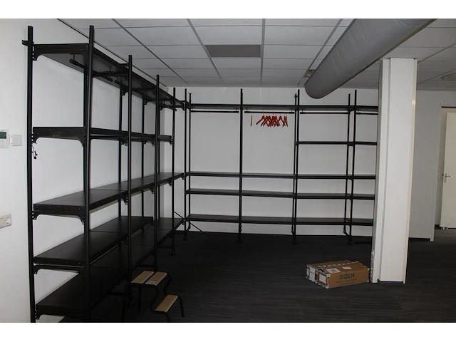 Showroomstelling in hoek opstelling circa 400 x 400 x 236 cm en diepte 47 cm - afbeelding 1 van  4