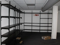 Showroomstelling in hoek opstelling circa 400 x 400 x 236 cm en diepte 47 cm - afbeelding 1 van  4