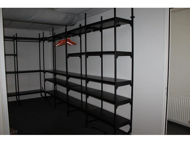 Showroomstelling in hoek opstelling circa 400 x 400 x 236 cm en diepte 47 cm - afbeelding 2 van  4