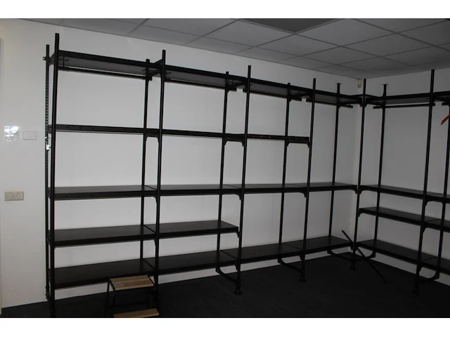 Showroomstelling in hoek opstelling circa 400 x 400 x 236 cm en diepte 47 cm - afbeelding 3 van  4
