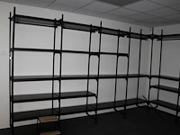 Showroomstelling in hoek opstelling circa 400 x 400 x 236 cm en diepte 47 cm - afbeelding 3 van  4
