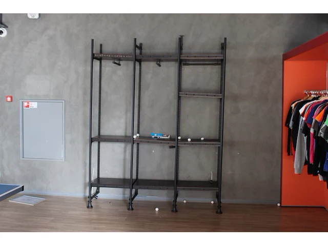 Showroomstelling in hoek opstelling circa 400 x 400 x 236 cm en diepte 47 cm - afbeelding 4 van  4