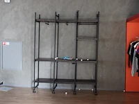Showroomstelling in hoek opstelling circa 400 x 400 x 236 cm en diepte 47 cm - afbeelding 4 van  4