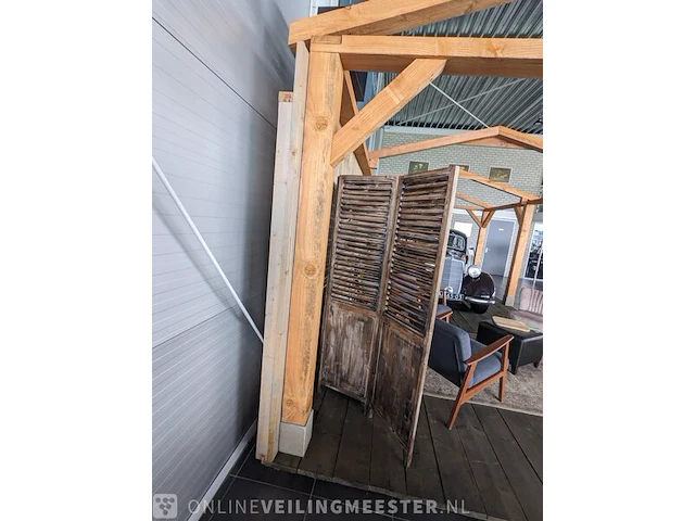 Showrooom presentatie overkapping met steigerhouten vloer - afbeelding 3 van  14