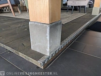 Showrooom presentatie overkapping met steigerhouten vloer - afbeelding 6 van  14